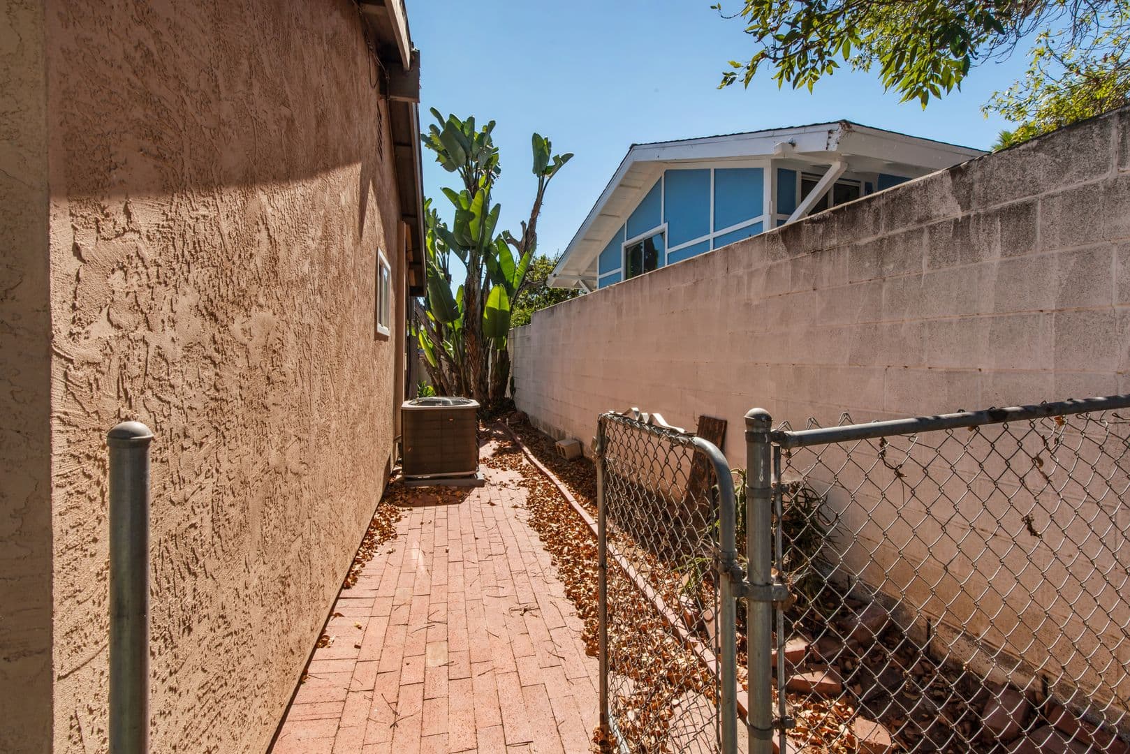 San Diego House: 3838 Governor Dr