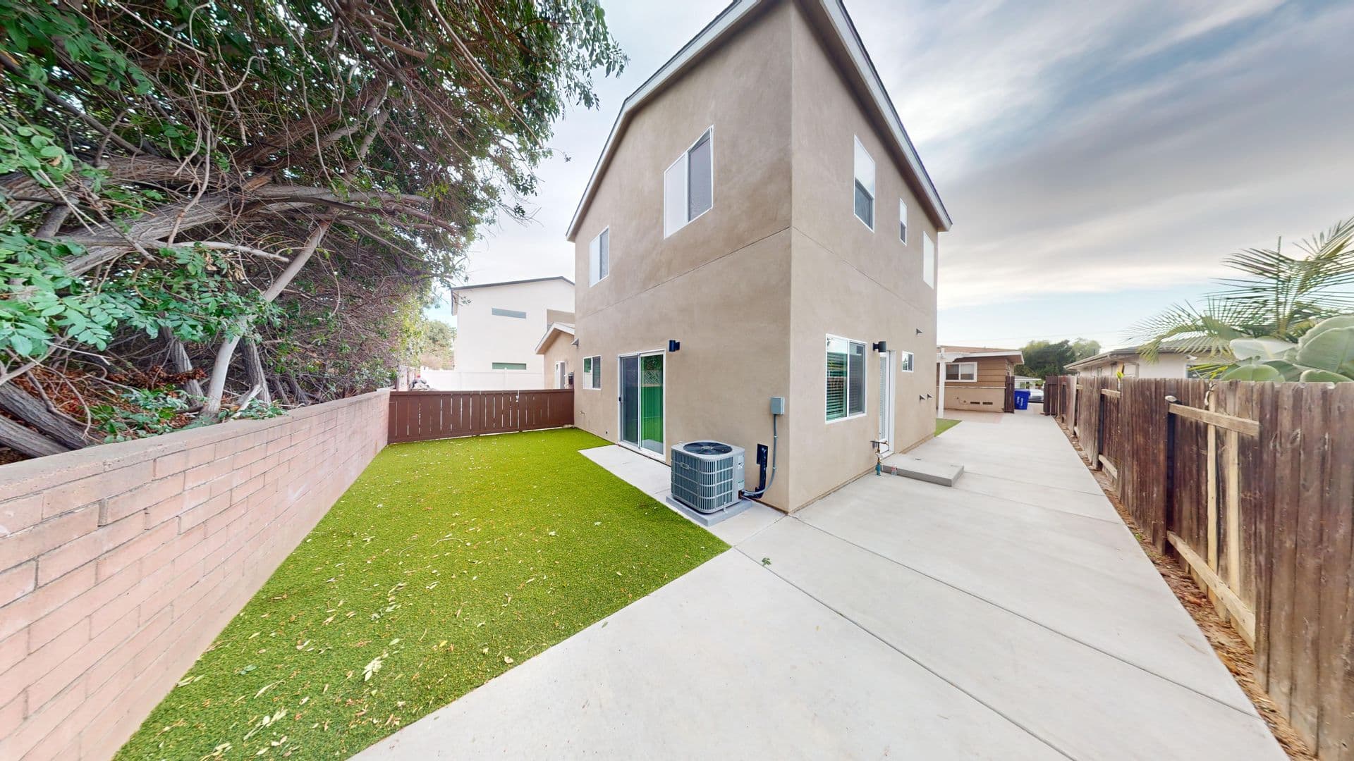 San Diego House: 5339-1 W Falls View Dr