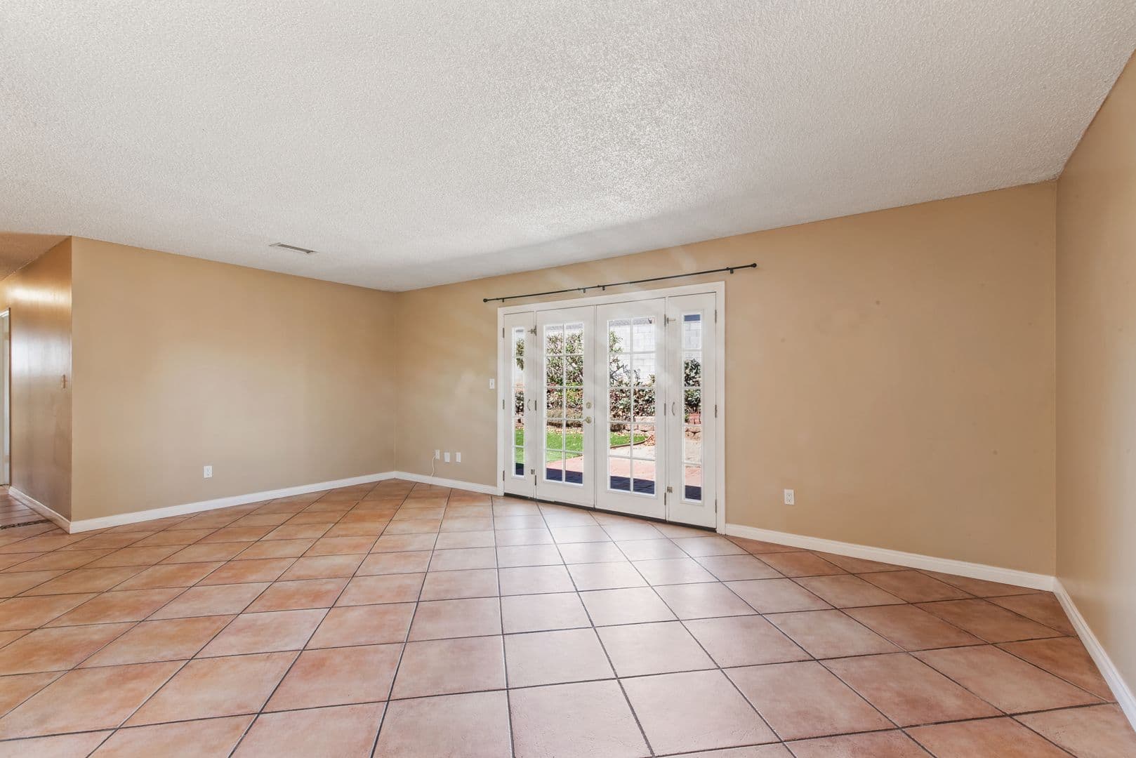 San Diego House: 3838 Governor Dr