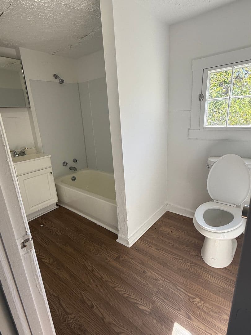 Martinsville Apartment: 917 Askin St