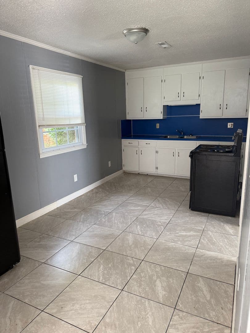 Ridgeway Apartment: 34 Magnolia St