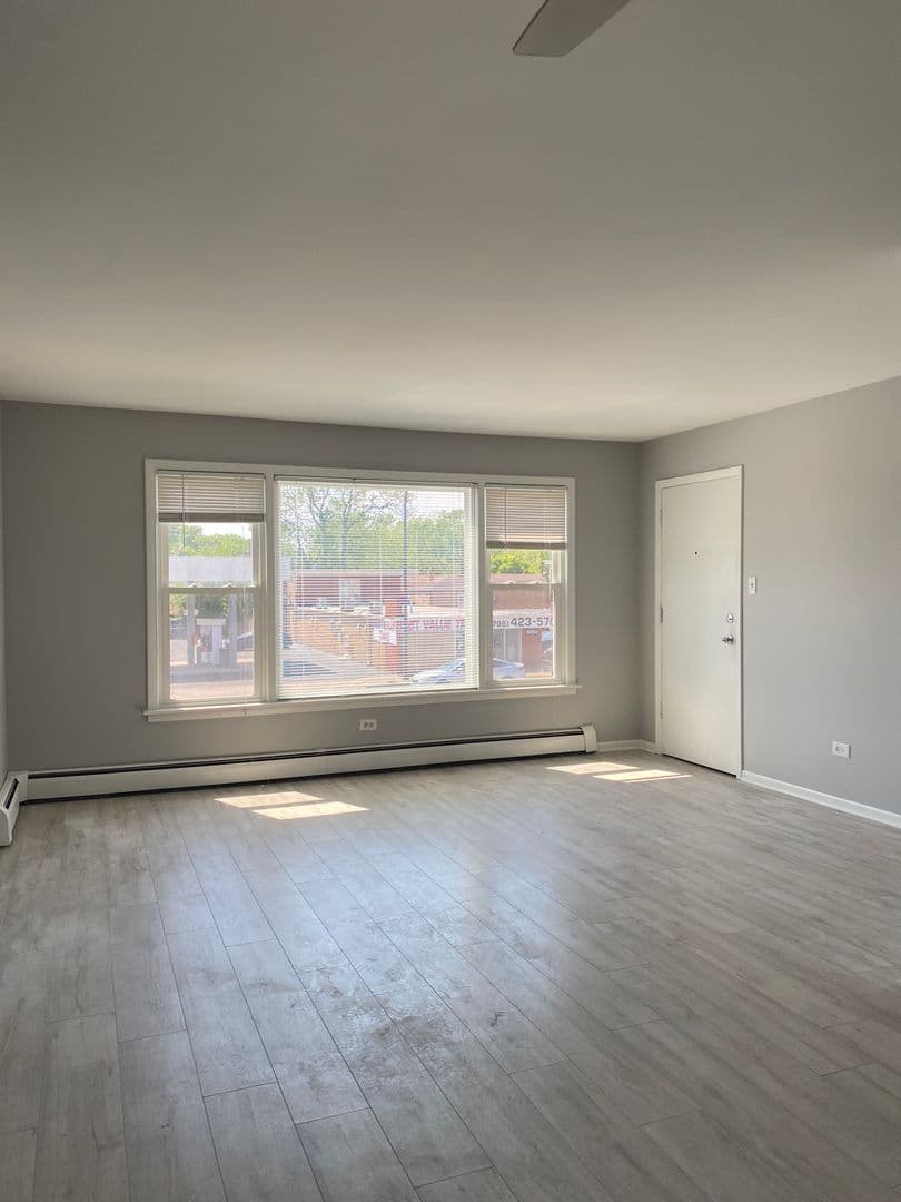 Oak Lawn Apartment: 9841 S Cicero Ave