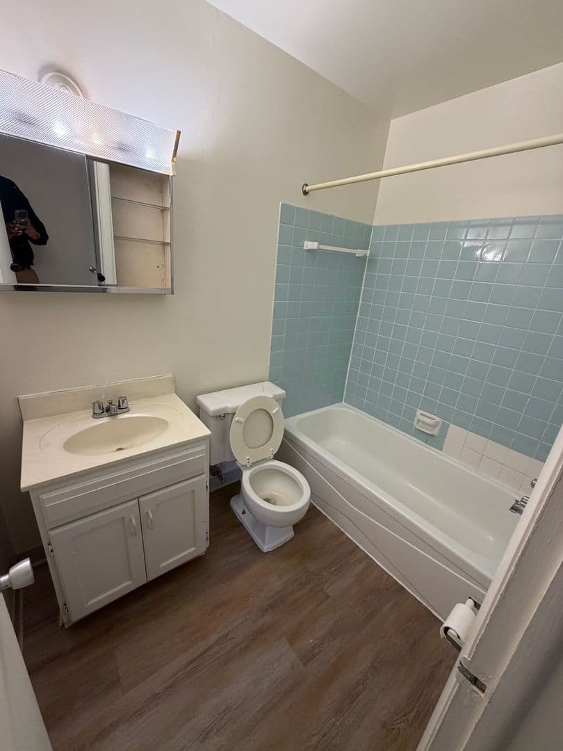 Munster Apartment: 8501-8659 Manor Ave