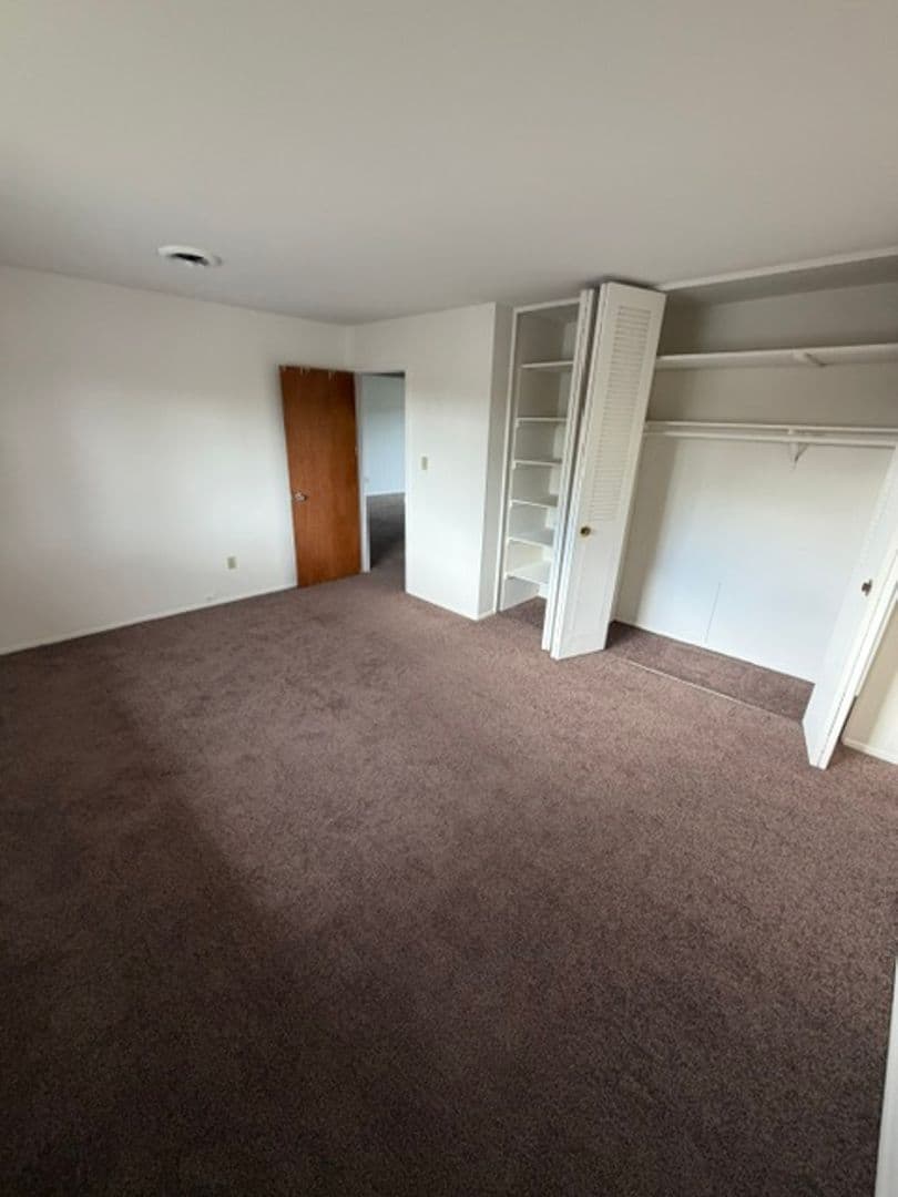 Munster Apartment: 8501-8659 Manor Ave