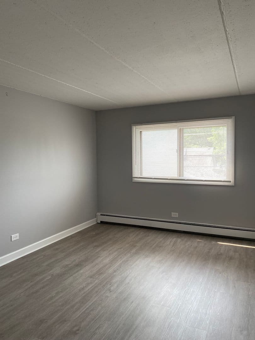 Oak Lawn Apartment: 6819 W 95th St
