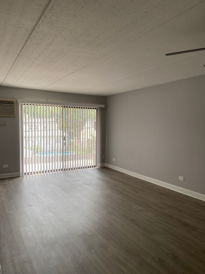 Oak Lawn Apartment: 6819 W 95th St