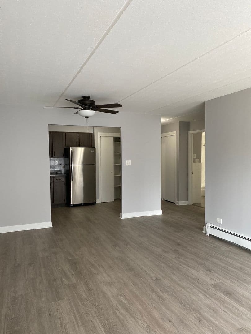 Oak Lawn Apartment: 6819 W 95th St