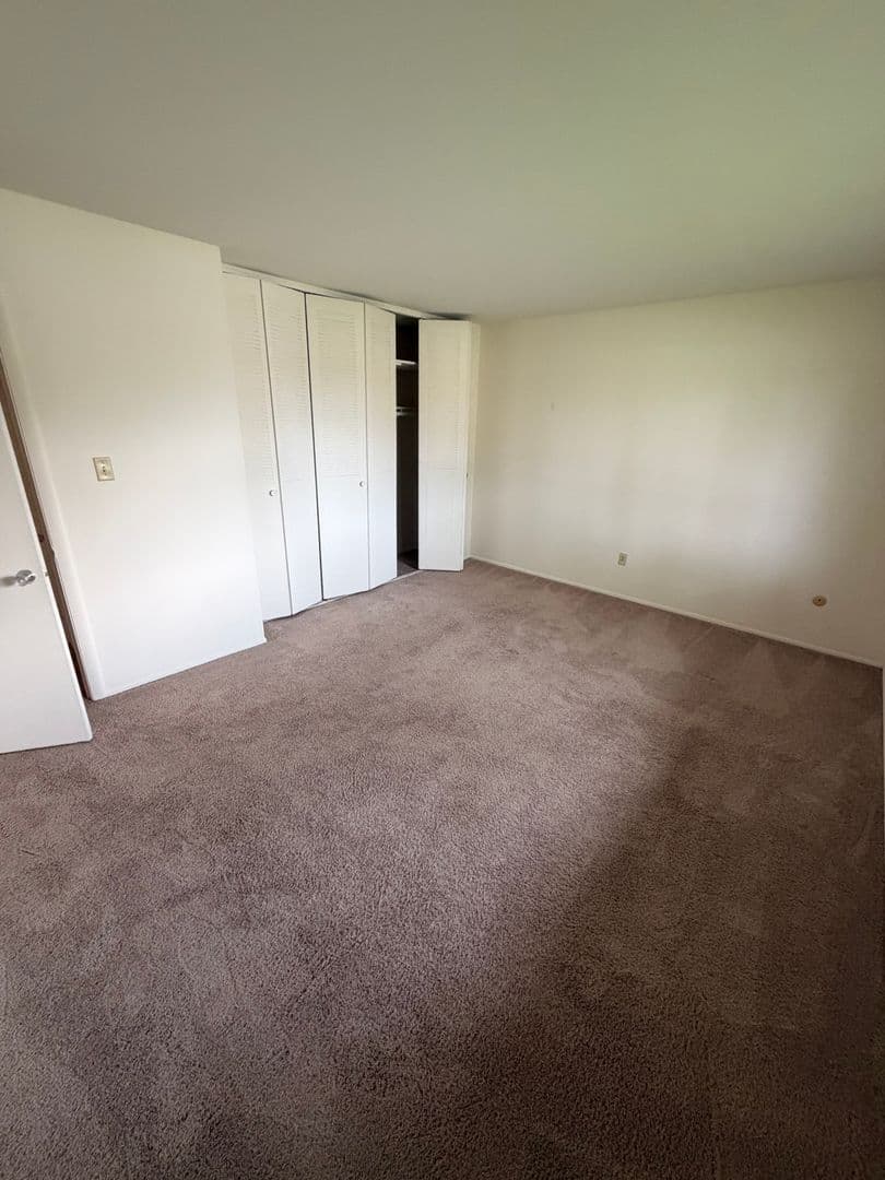 Munster Apartment: 8501-8659 Manor Ave