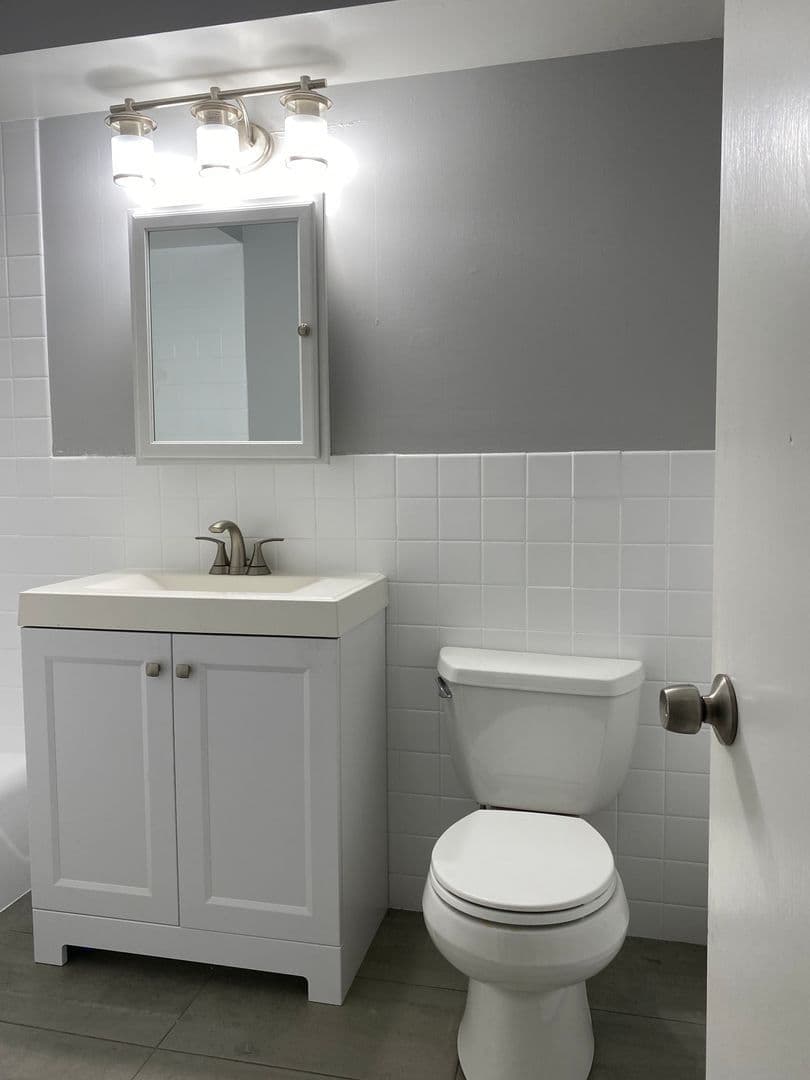 Oak Lawn Apartment: 6819 W 95th St