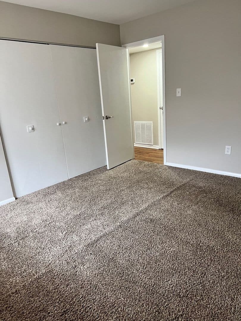 Chesterton Apartment: 127 Abbey Lane