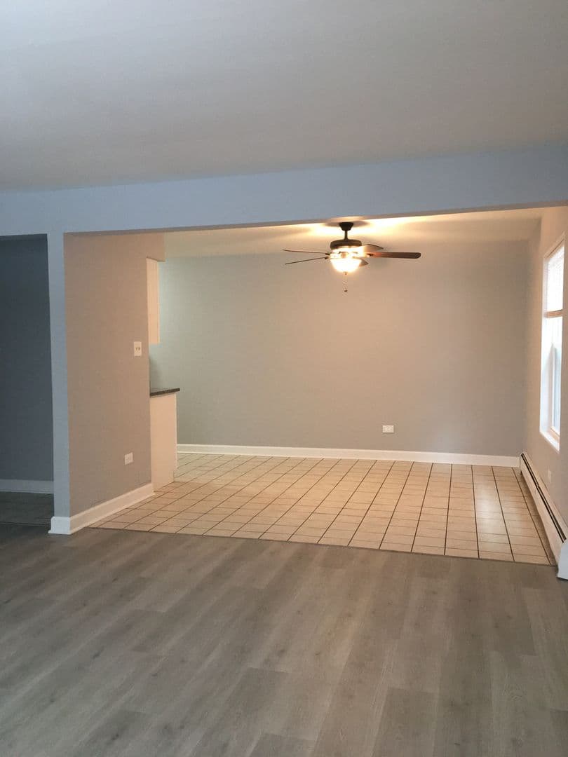 Chicago Ridge Apartment: 9700-02 Nottingham Ave