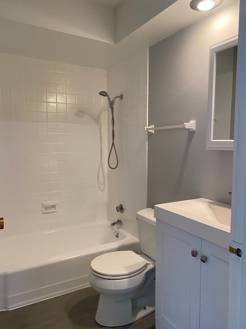 Oak Lawn Apartment: 9841 S Cicero Ave