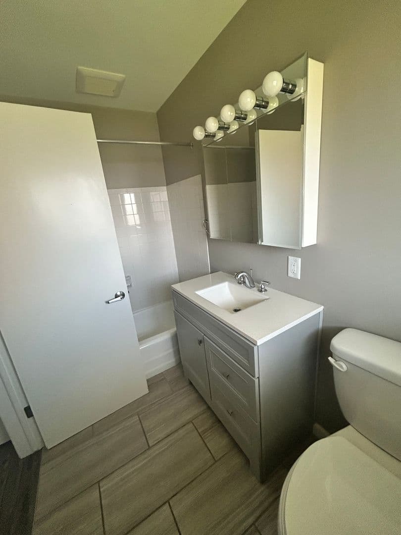 Toledo Apartment: 3808 W Sylvania Ave