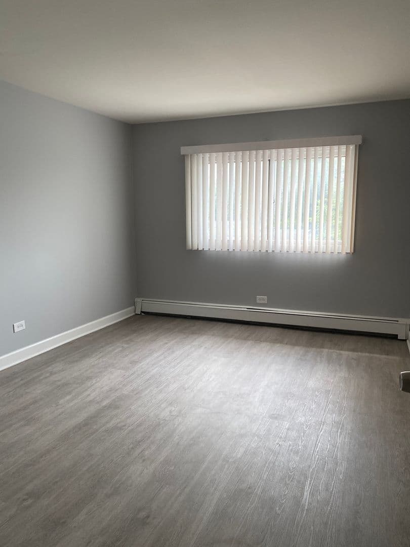 Oak Lawn Apartment: 6819 W 95th St