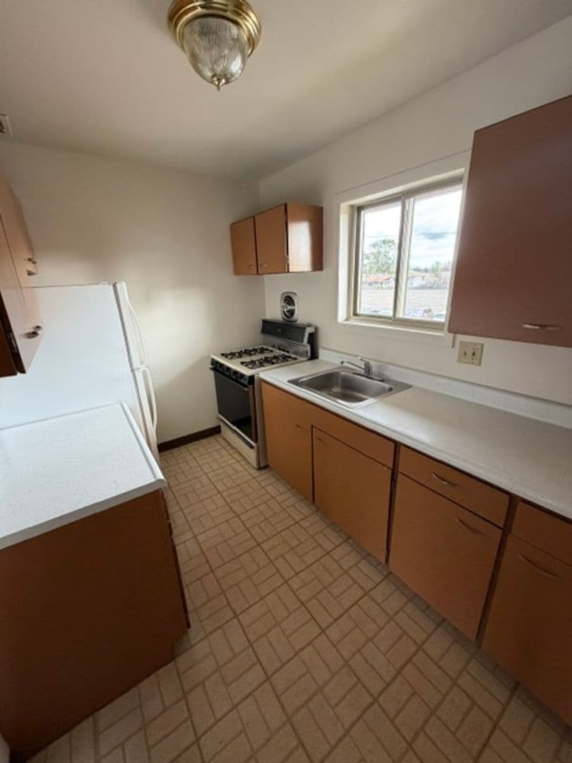 Munster Apartment: 8501-8659 Manor Ave