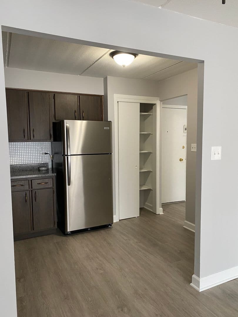 Oak Lawn Apartment: 6819 W 95th St