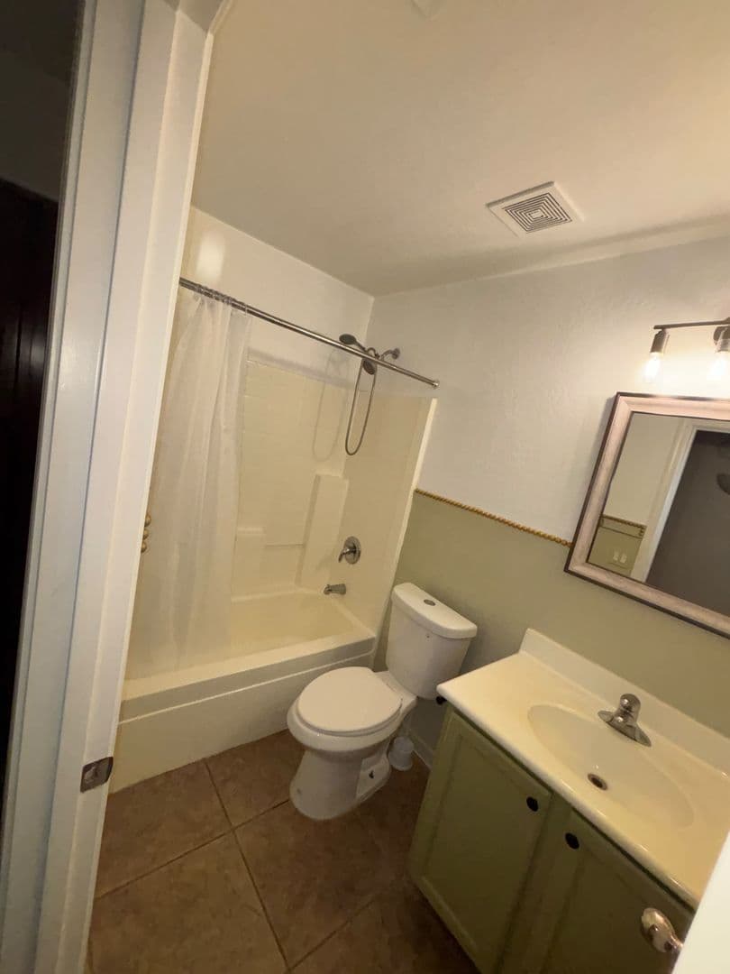 Avondale House: 414 S 112th Dr