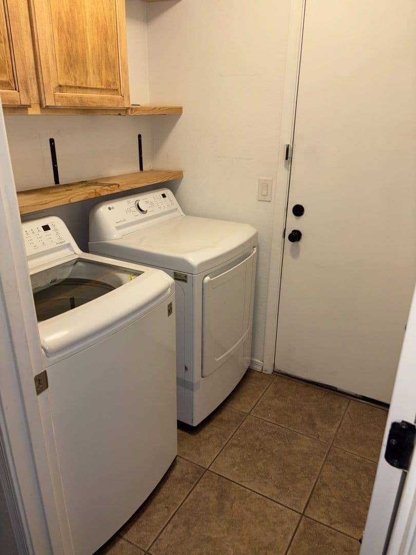 Avondale House: 414 S 112th Dr