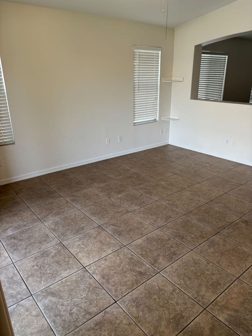 Avondale House: 414 S 112th Dr