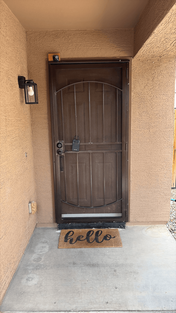 Avondale House: 414 S 112th Dr