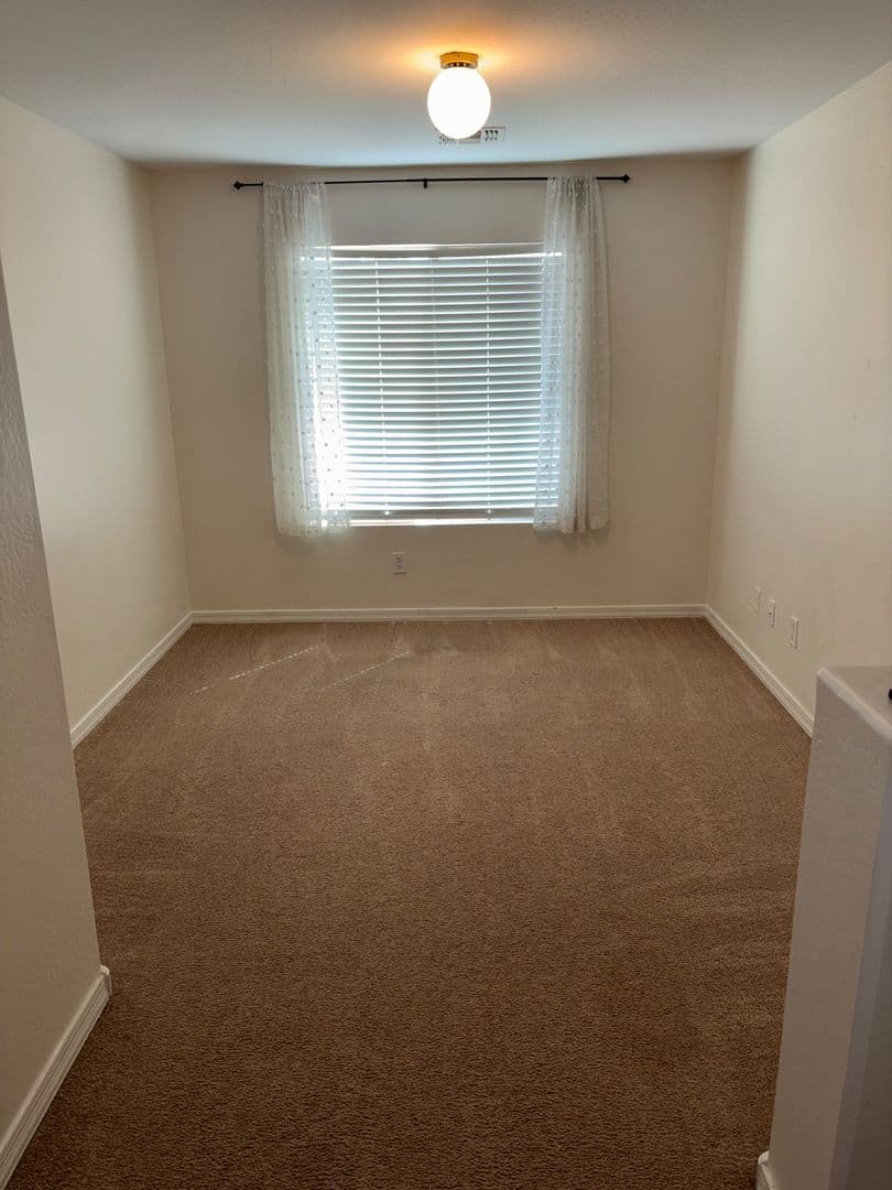 Avondale House: 414 S 112th Dr