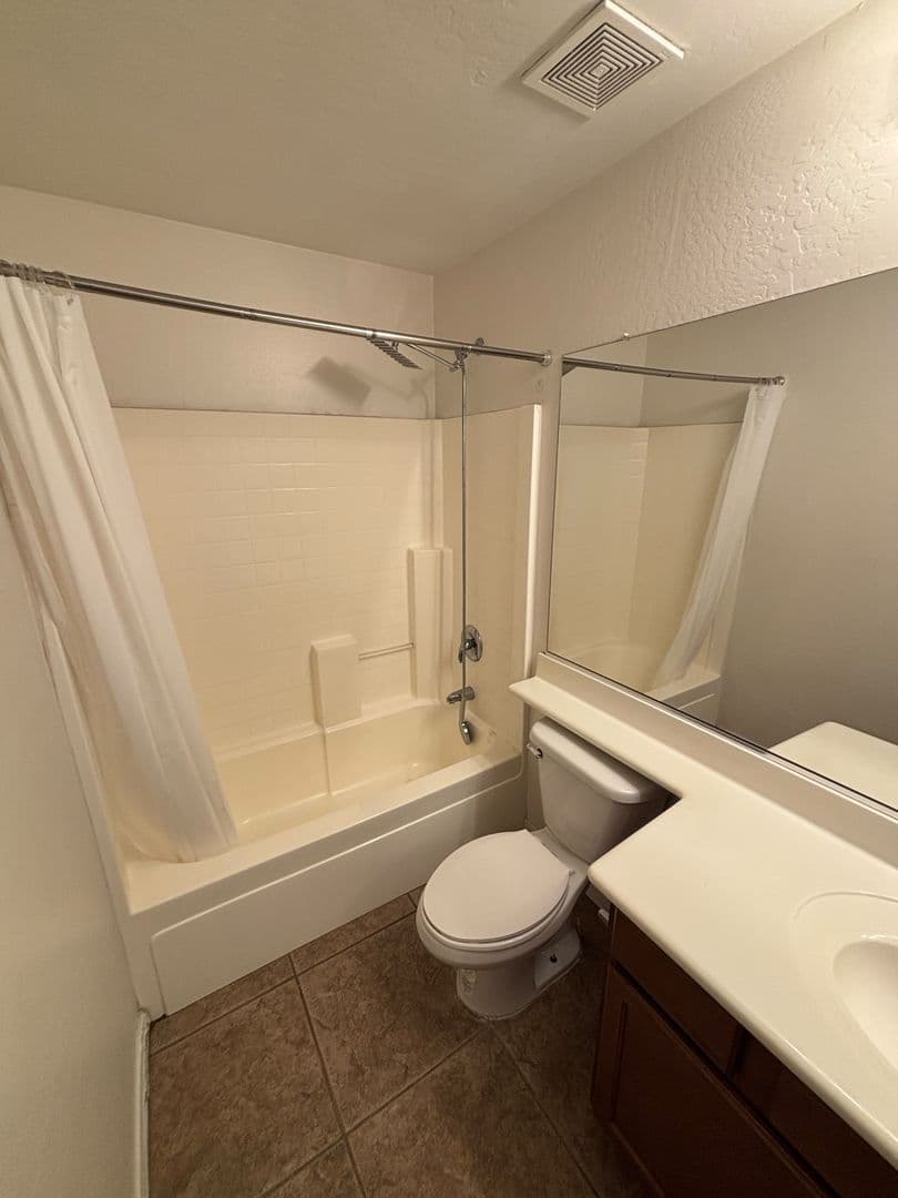 Avondale House: 414 S 112th Dr