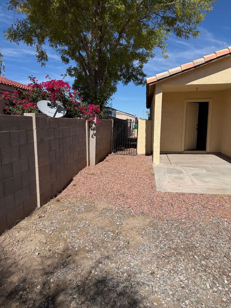 Eloy House: 196 S Picacho Heights Rd