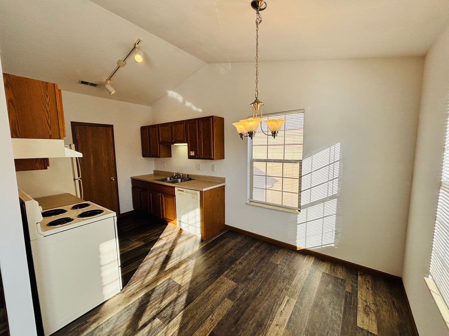 Belleville Apartment: 1671 Shadow Ridge Court