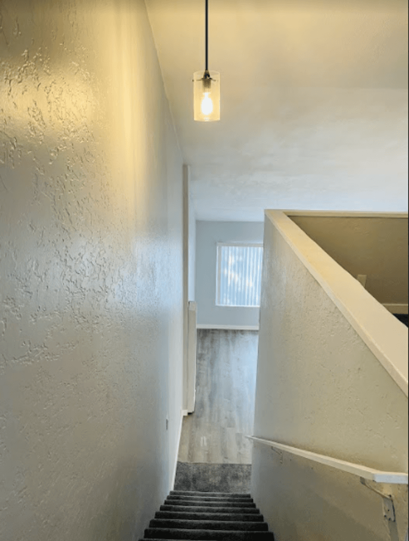North Hollywood Apartment: 11443 Emelita Street