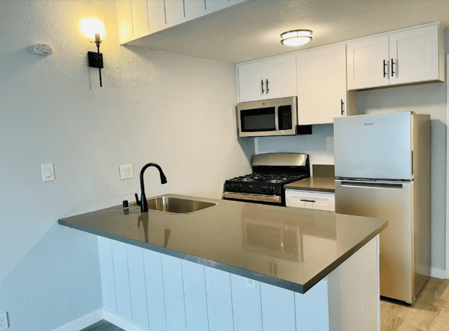 North Hollywood Apartment: 11443 Emelita Street