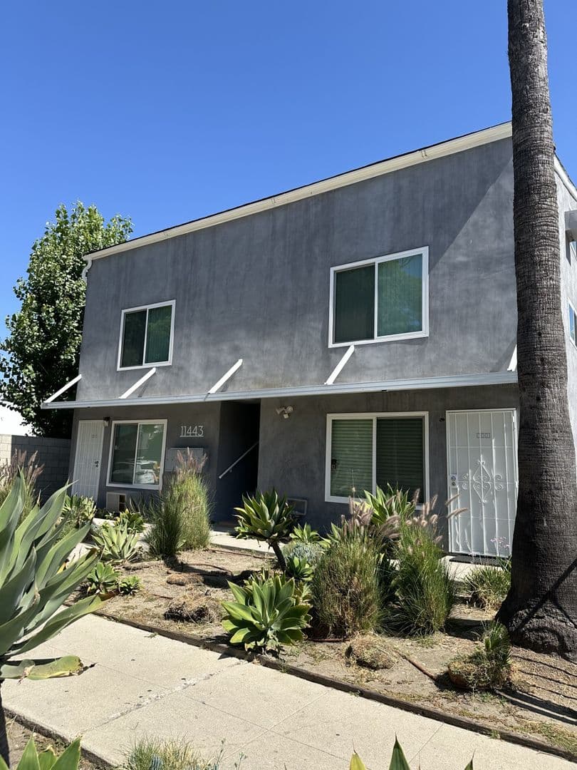 North Hollywood Apartment: 11443 Emelita Street