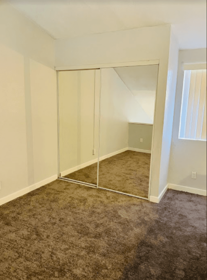North Hollywood Apartment: 11443 Emelita Street