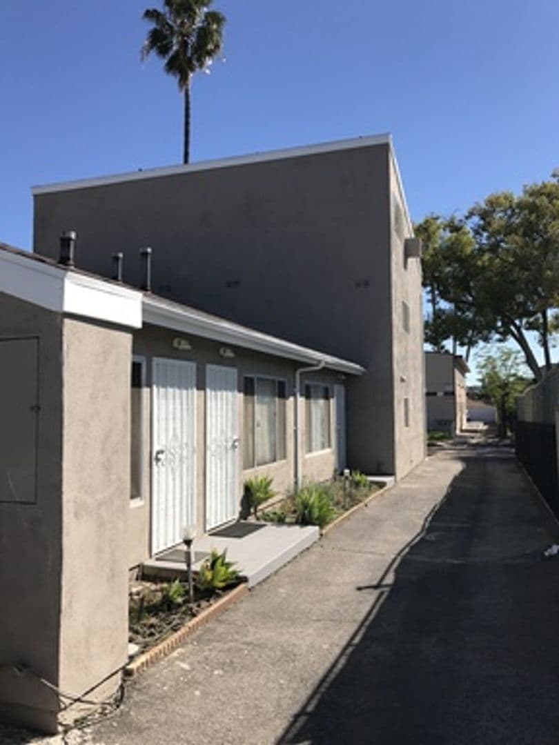 North Hollywood Apartment: 11443 Emelita Street