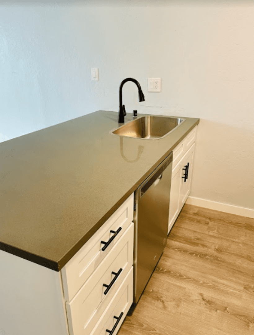 North Hollywood Apartment: 11443 Emelita Street