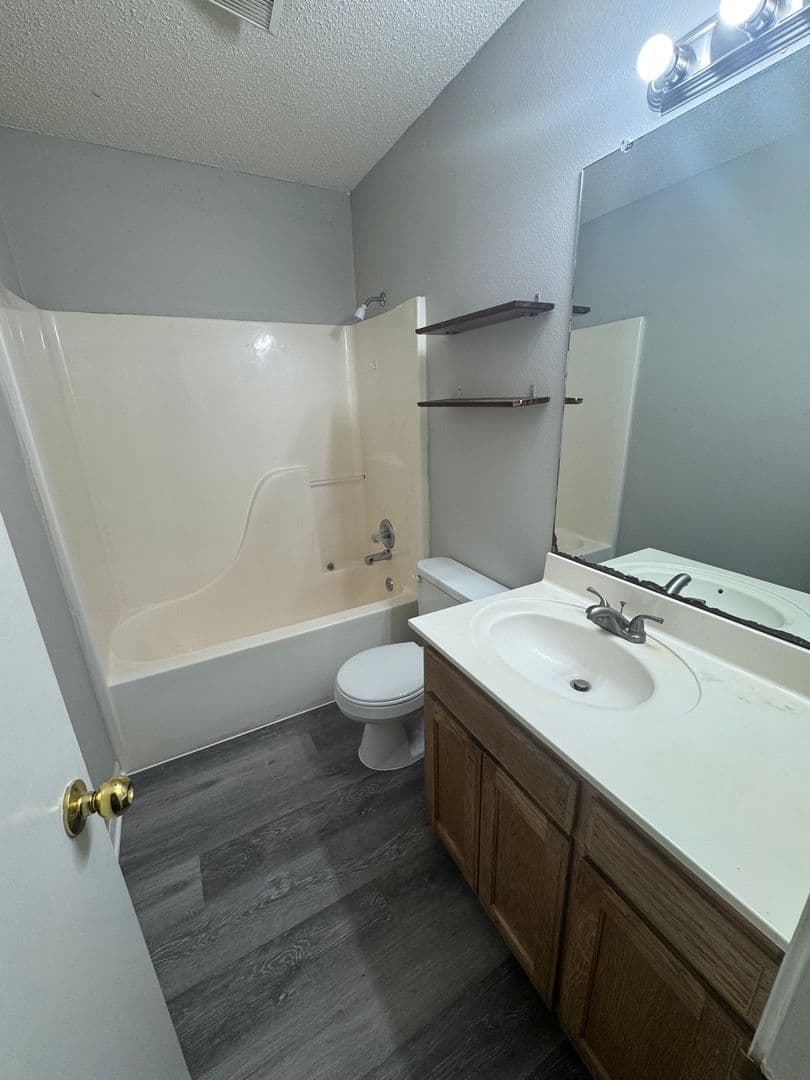 Hewitt Apartment: 948-950 Parkview Circle