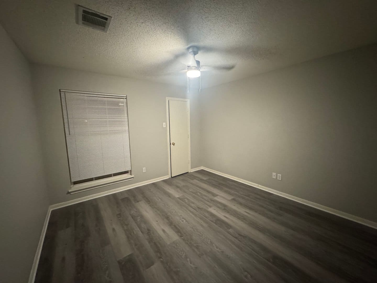 Hewitt Apartment: 948-950 Parkview Circle