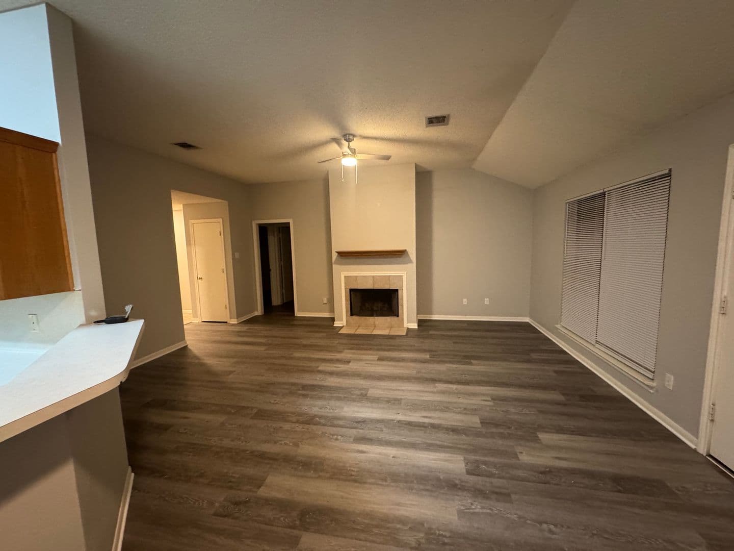Hewitt Apartment: 948-950 Parkview Circle