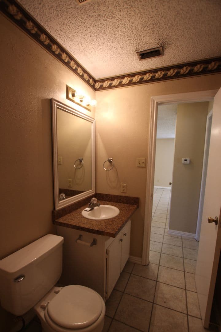 Flint Apartment: 20128, 20130