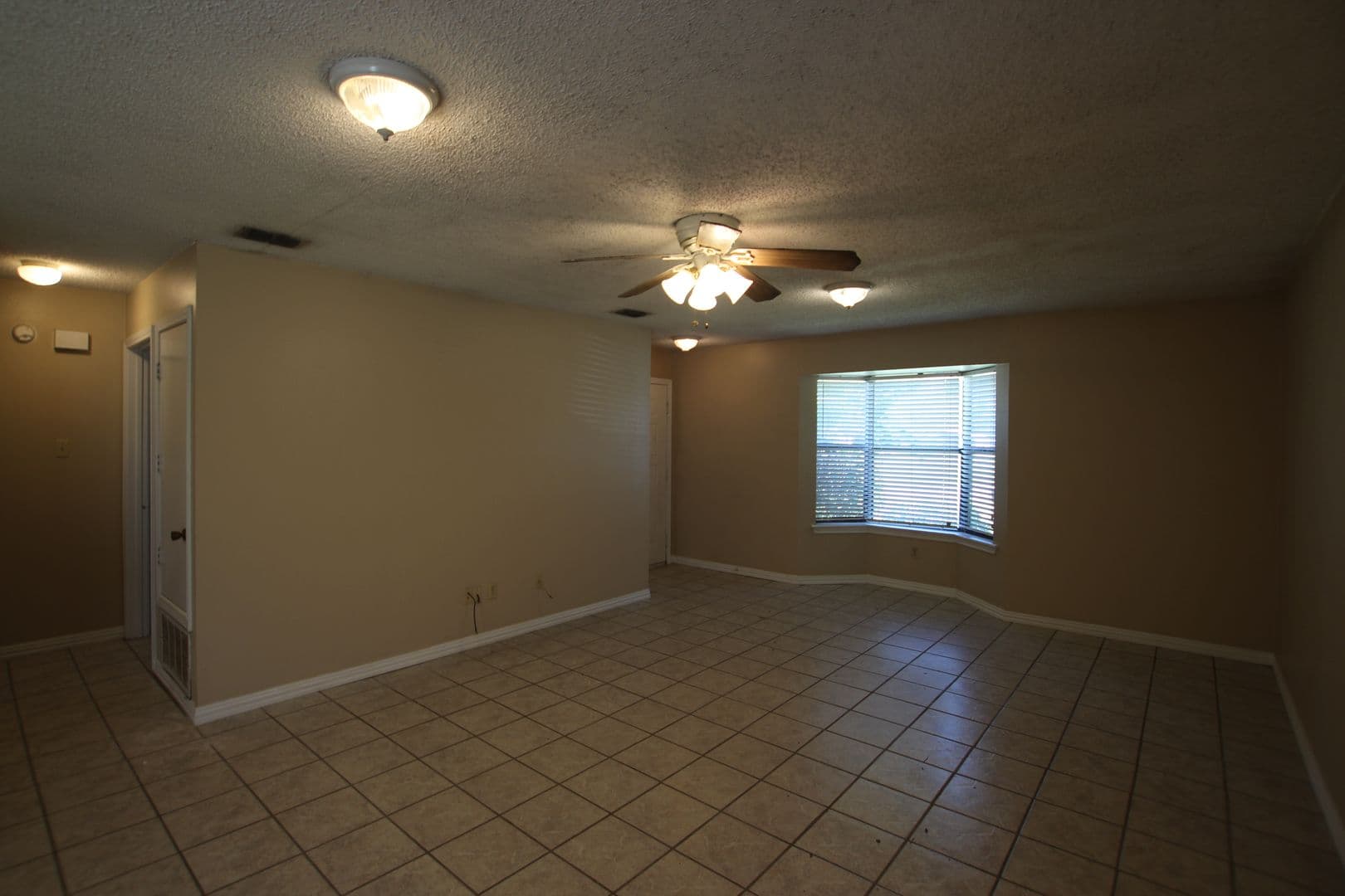Flint Apartment: 20128, 20130