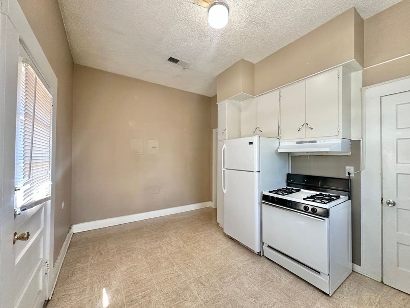 Tyler Apartment: 117 W Phillips St