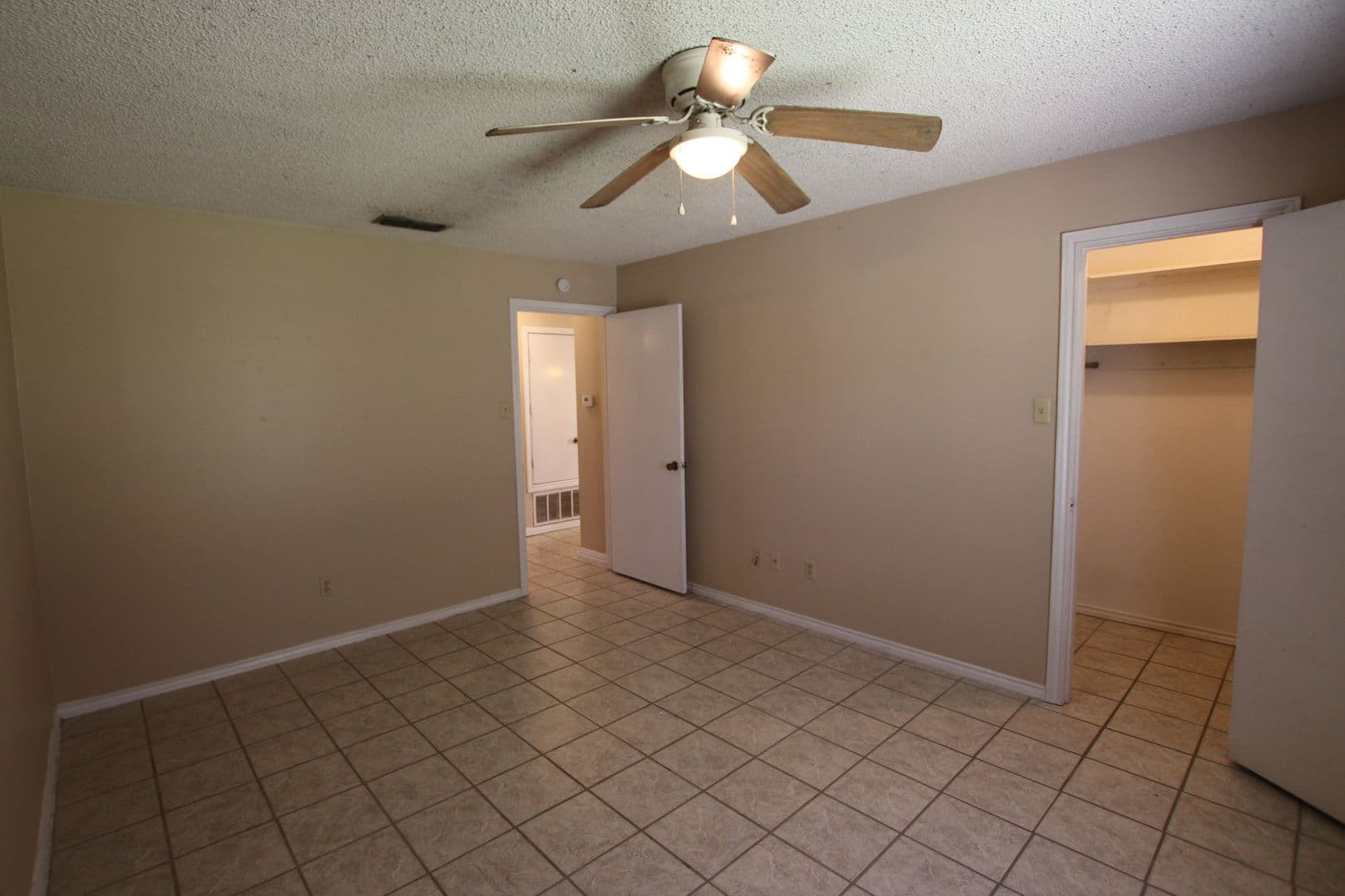 Flint Apartment: 20128, 20130