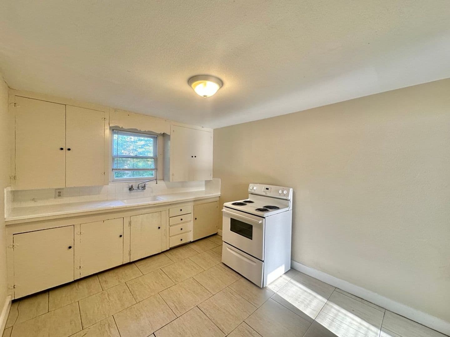 Tyler Apartment: 1420 E Houston St