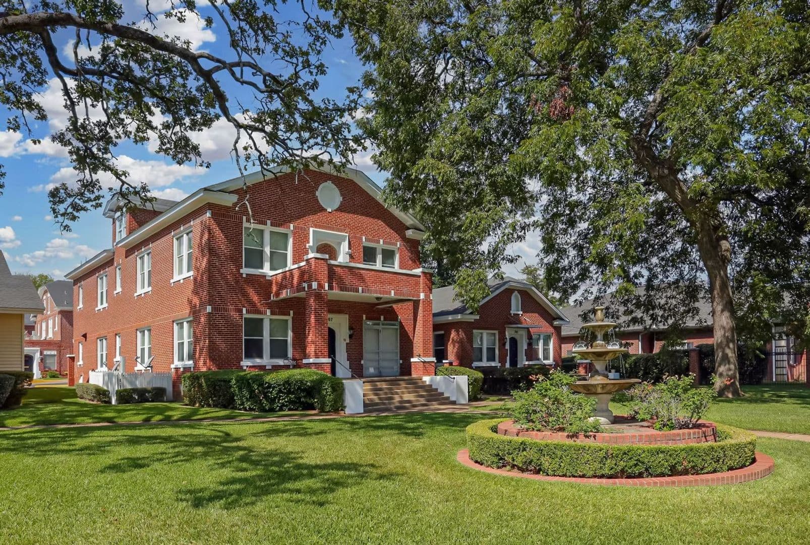 Tyler Apartment: 117 W Phillips St