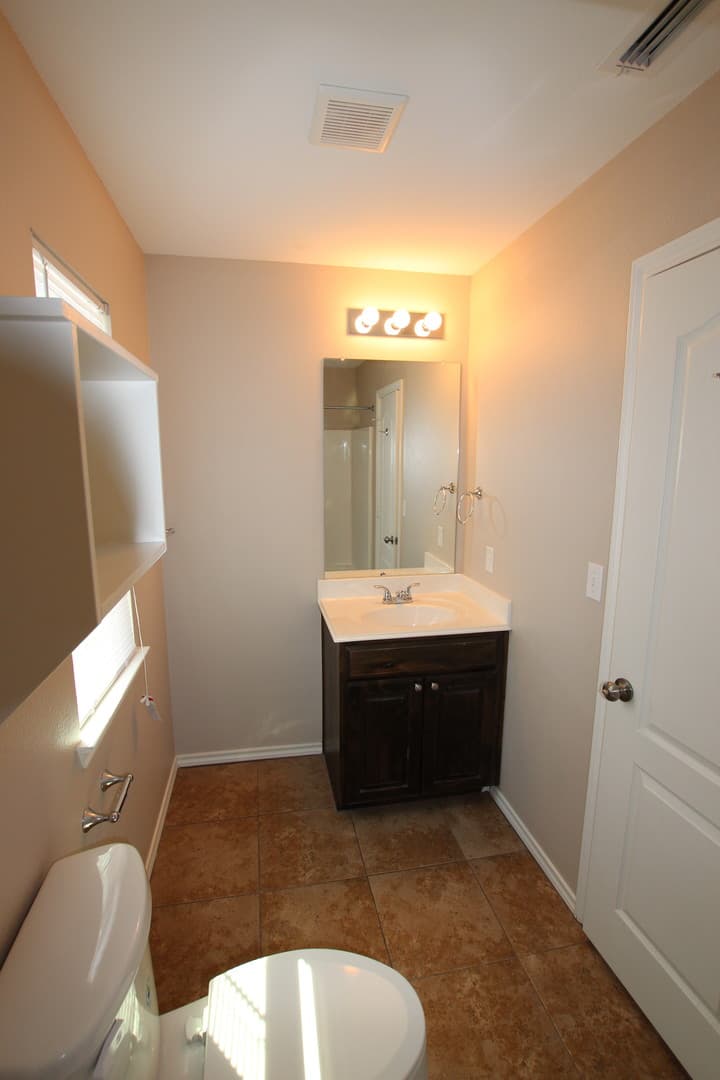 Lindale Apartment: 18033 Loring Ln
