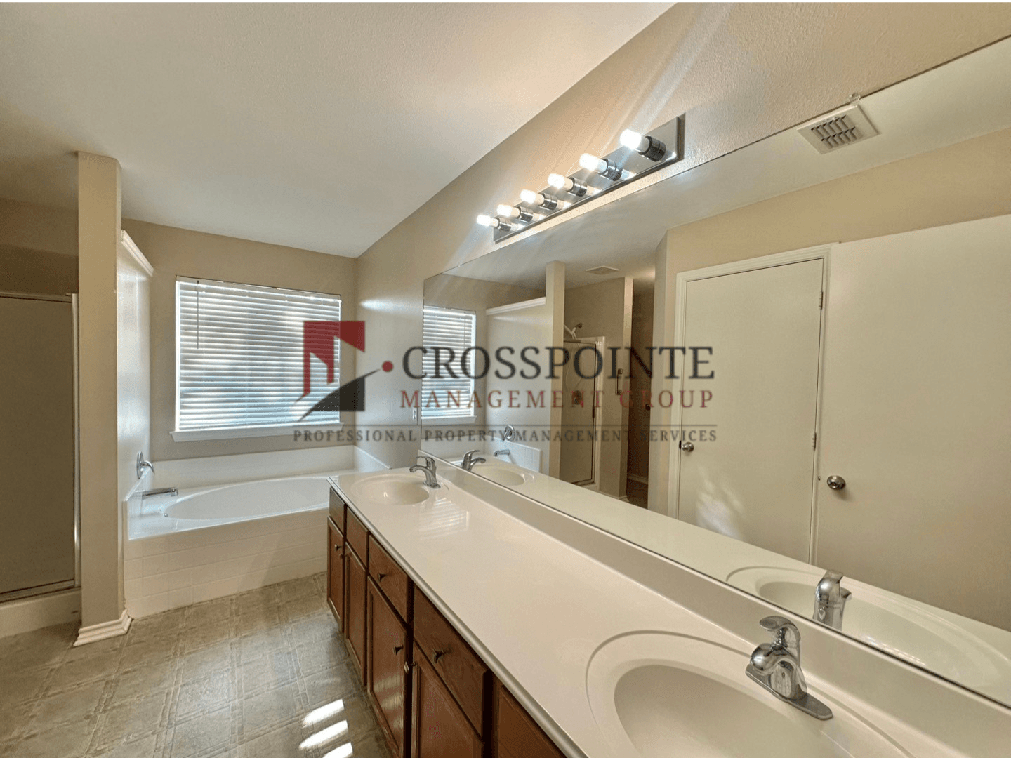 Lindale House: 393 Molly Ln