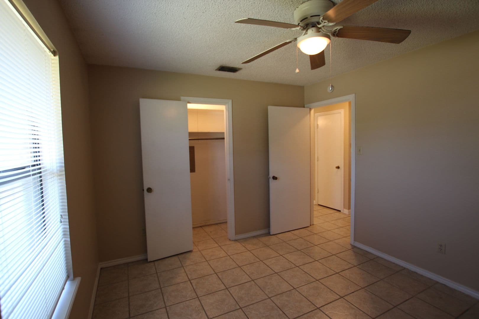 Flint Apartment: 20128, 20130
