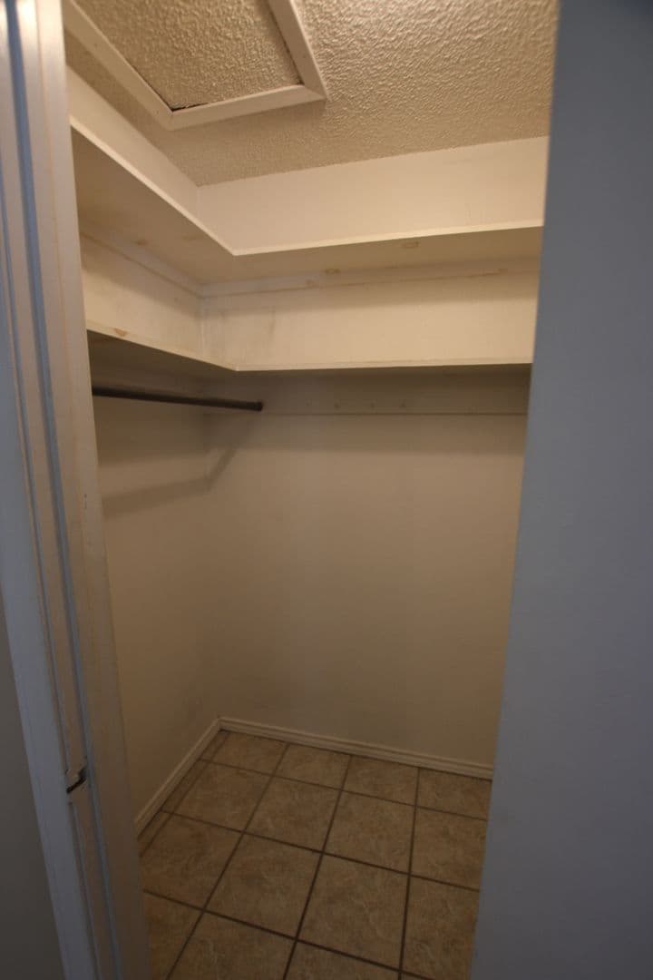 Flint Apartment: 20128, 20130