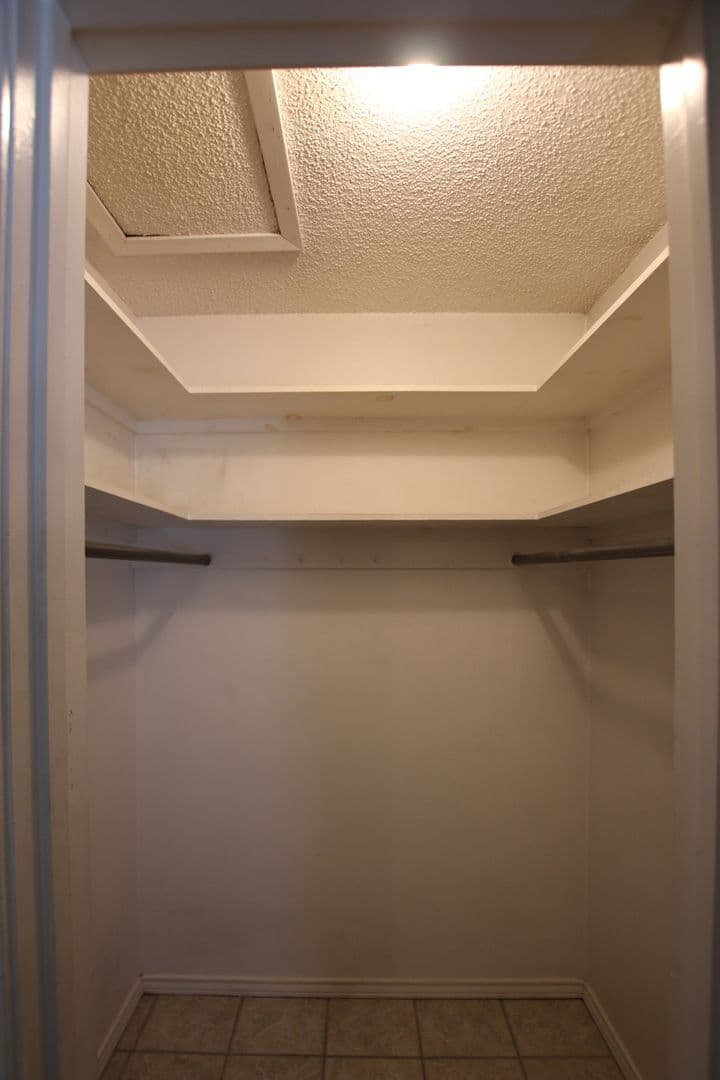 Flint Apartment: 20128, 20130