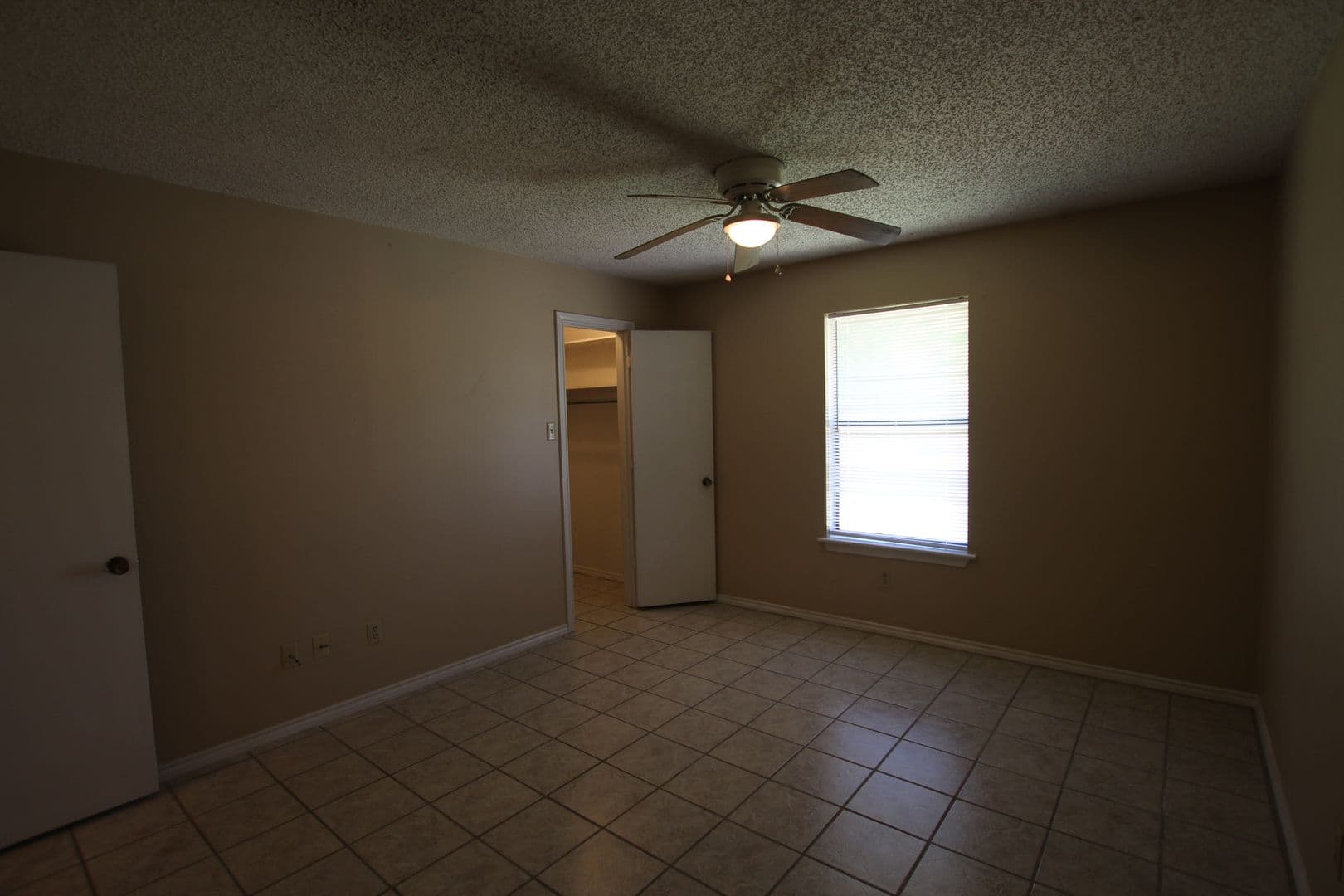 Flint Apartment: 20128, 20130