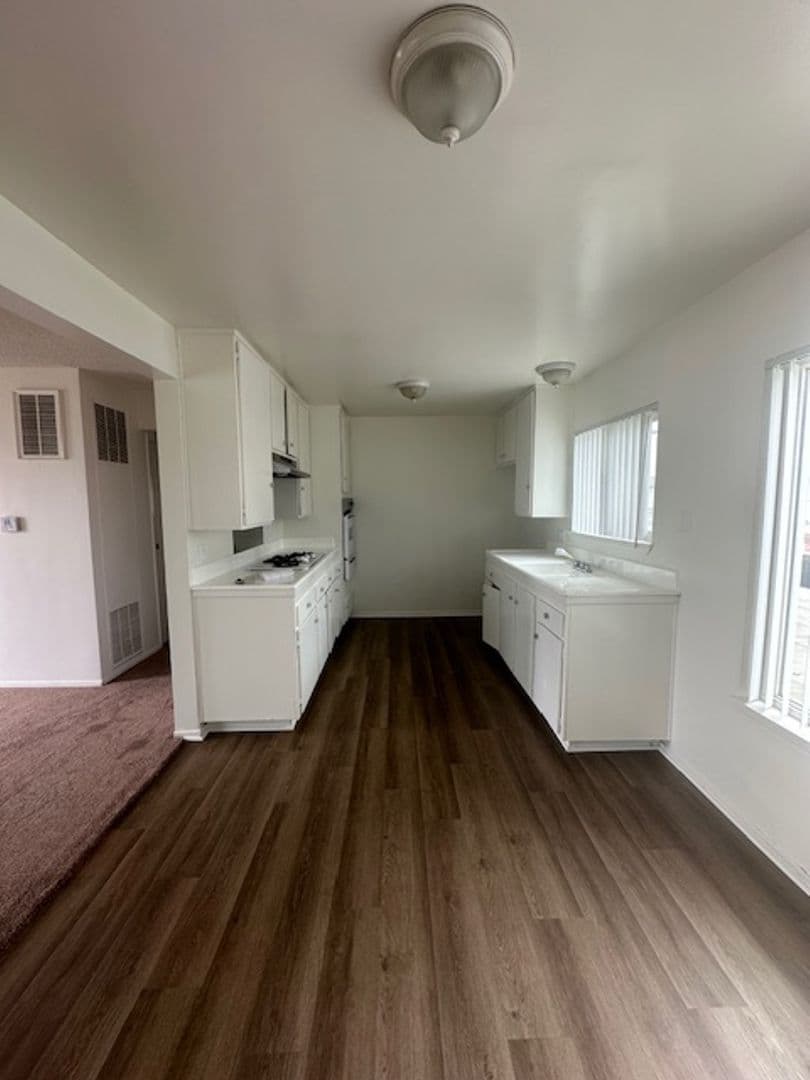 Oxnard Apartment: 2121 Mariposa Street